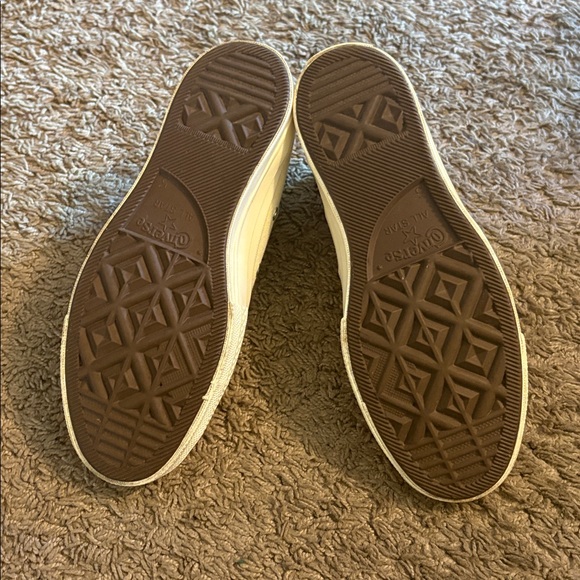 High-Top cream comme des garçon converse. 

Brand new wore for 30 minutes. - Picture 5 of 7